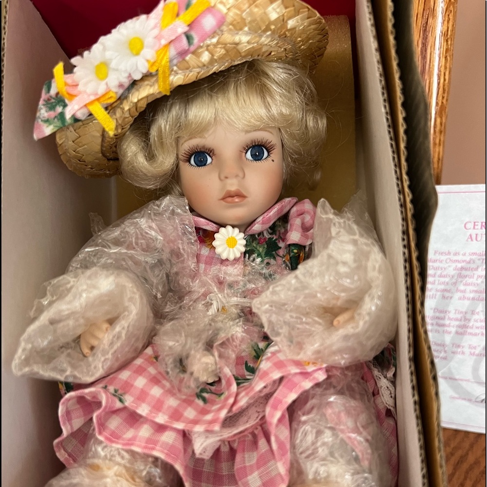 NEW - MARIE OSMOND FINE COLLECTIBLES. PORCELAIN DOLL. BRAND NEW NEVER OUT OF BOX